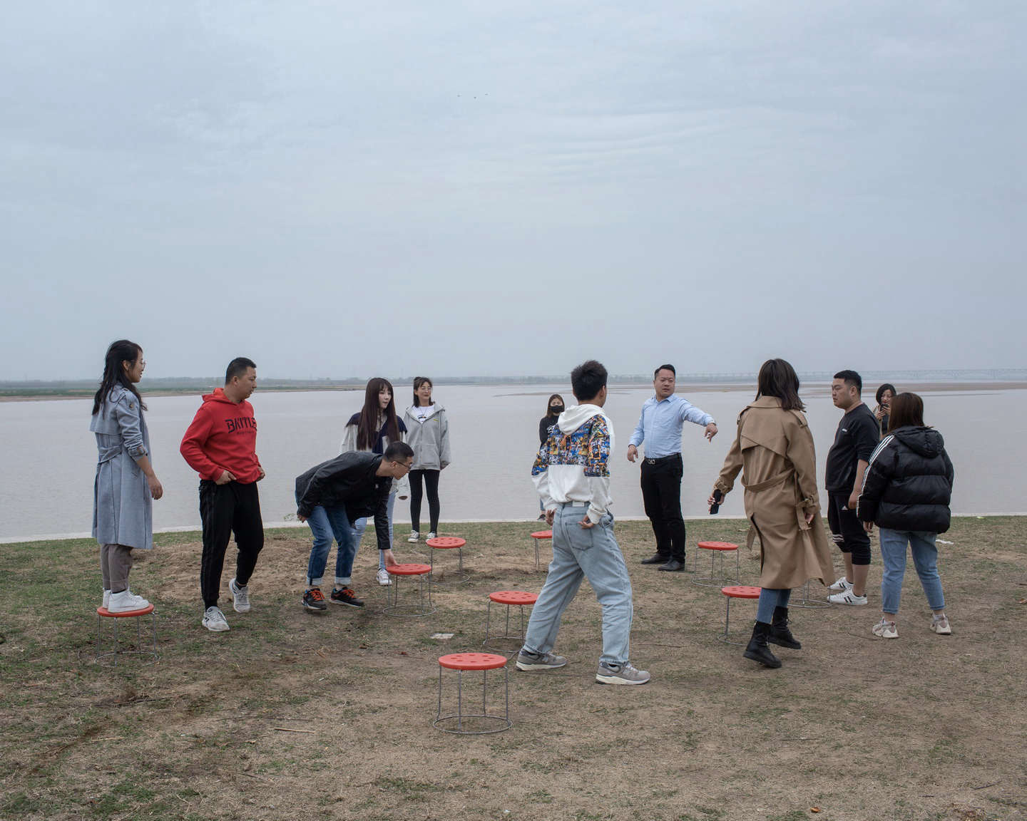 04 黃河岸邊，團(tuán)建做游戲的年輕人，《黃河厚土》系列.jpg