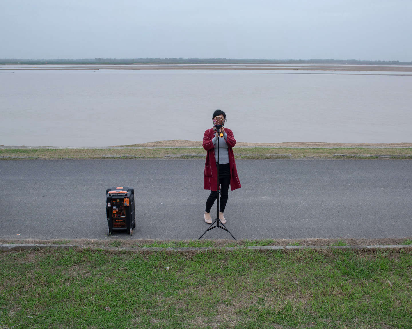 06 黃河邊放聲高歌，為廣場(chǎng)舞練聲的中年女性，為廣場(chǎng)舞練聲，《黃河厚土》系列.jpg