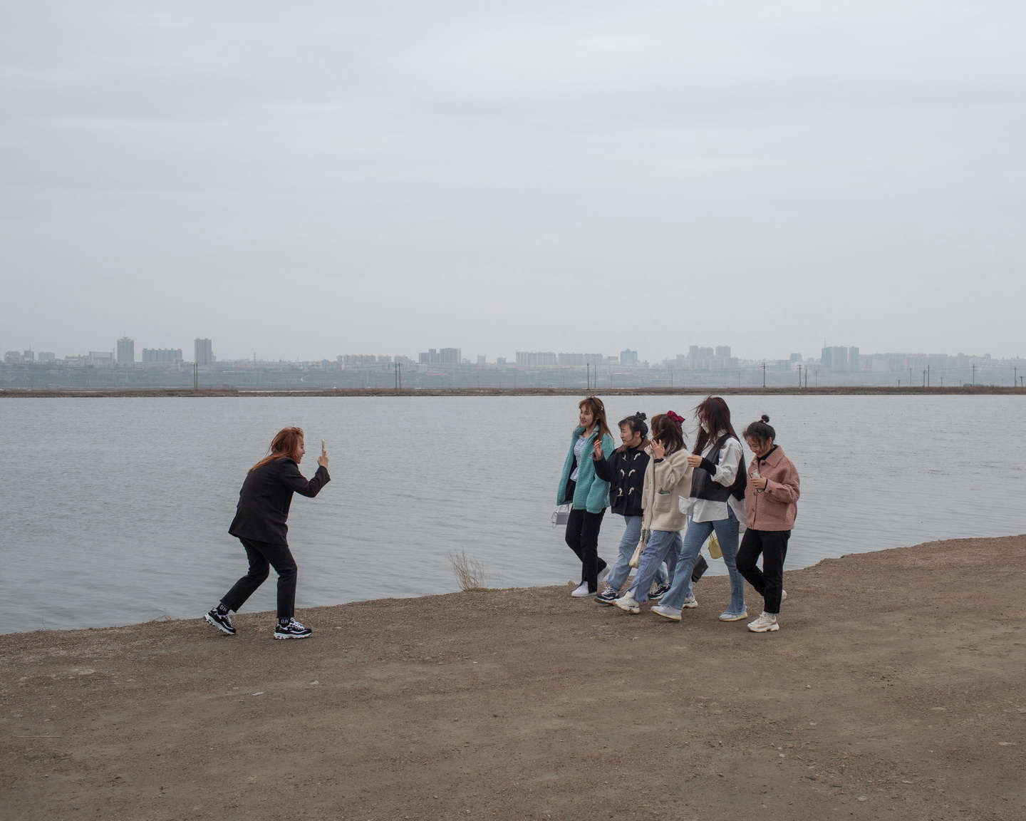 08 運(yùn)城鹽湖景區(qū)，拍模特走步視頻的年輕人，《黃河厚土》系列.jpg