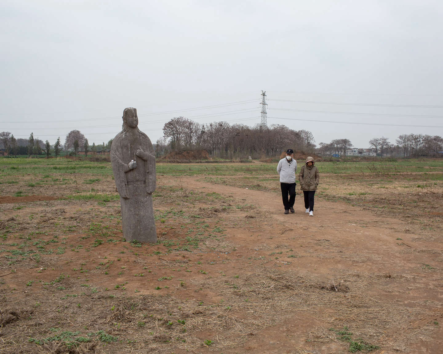 10 散步的游人經(jīng)過永昌陵石像，《黃河厚土》系列.jpg