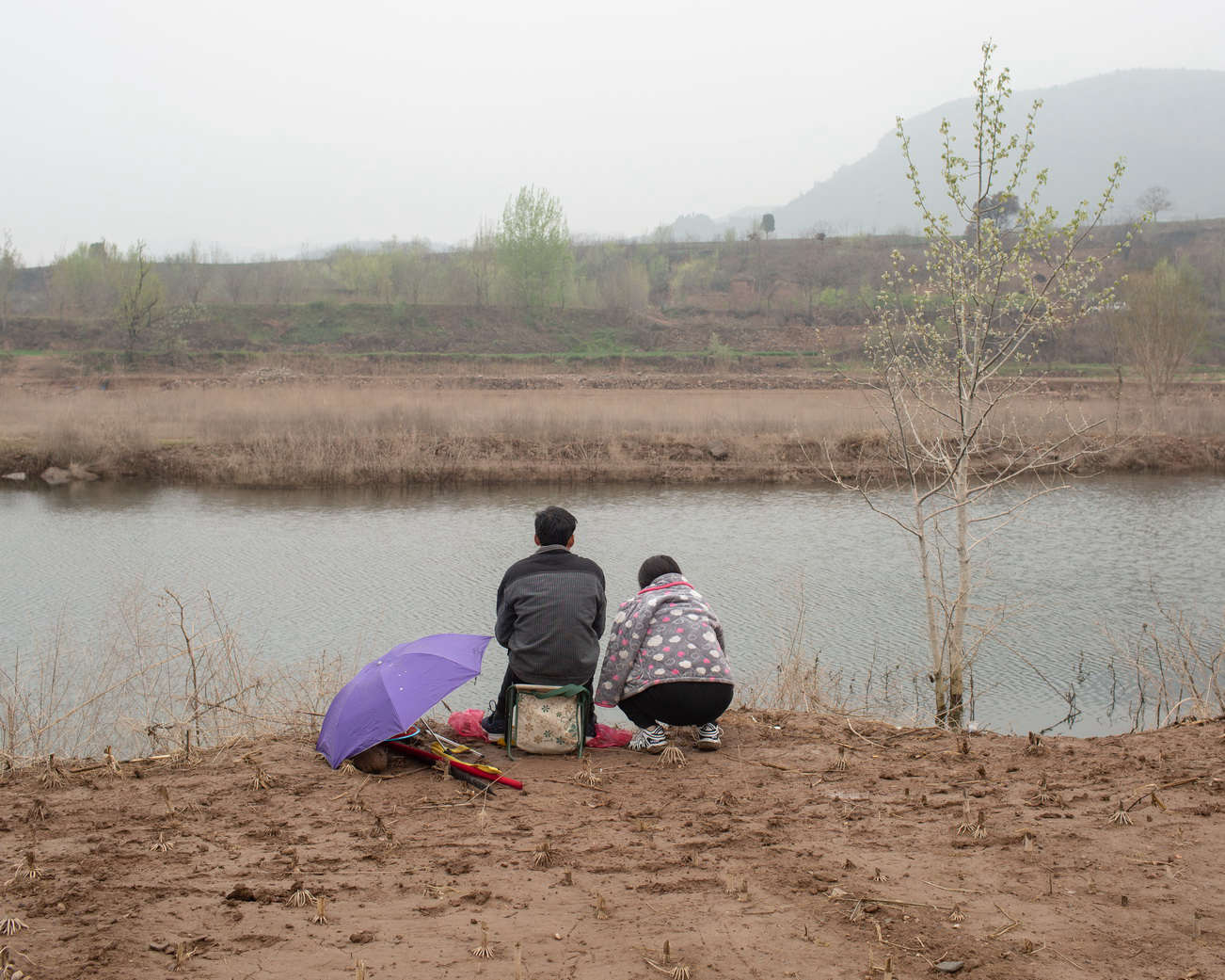 18 黃河三峽支流，陪愛人釣魚的情侶，《黃河厚土》系列.jpg