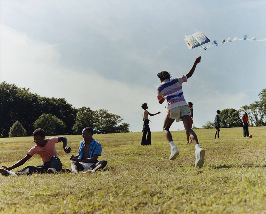 1）泰勒·米切爾，無(wú)題（公園中的家庭時(shí)光）， 2019年，?Tyler Mitchell, 由藝術(shù)家和紐約Jack Shainman畫廊提供.jpg