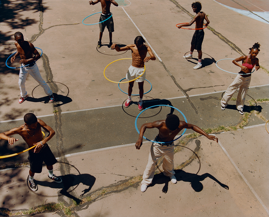 4）泰勒·米切爾，無(wú)題（團(tuán)體呼啦圈舞）， 2019年，?Tyler Mitchell, 由藝術(shù)家和紐約Jack Shainman畫廊提供.jpg