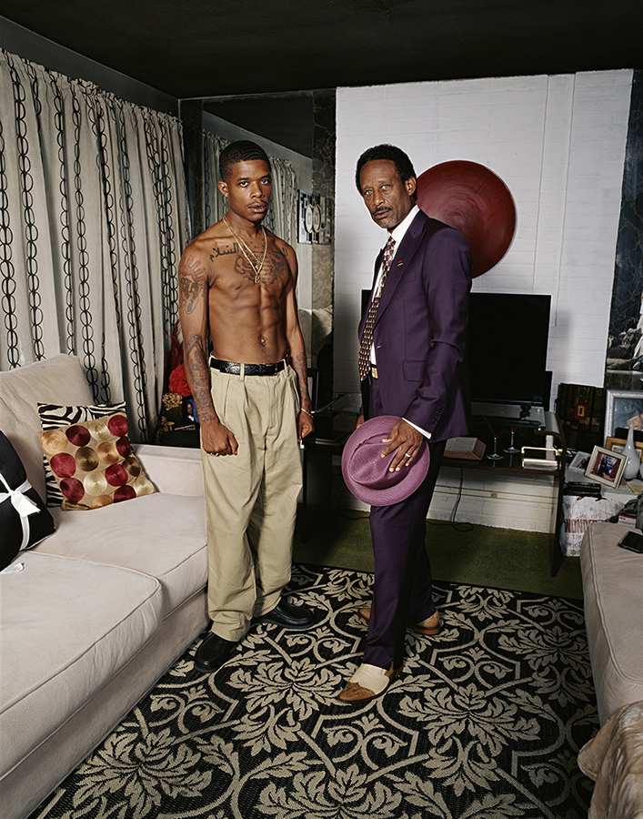 6）迪安娜·勞森，巴靈頓和父親，2021年，?Deana Lawson，由藝術(shù)家和紐約Sikkema Jenkins & Co.提供.jpg