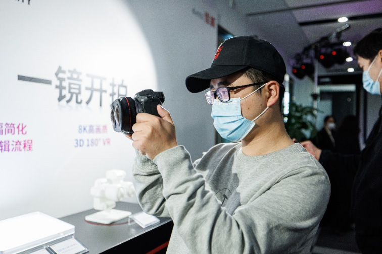 【新聞稿】3D沉浸體驗(yàn) 一機(jī)一鏡即刻開(kāi)拍 佳能EOS VR系統(tǒng)助力VR行業(yè)影視品質(zhì)提升及創(chuàng)作流革新1401 拷貝.jpg