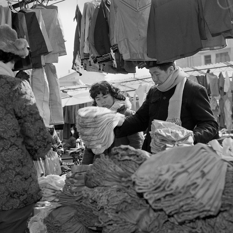 011#外地商販采購服裝 1984年于稠城鎮(zhèn)新馬路小商品市場服裝區(qū).jpg
