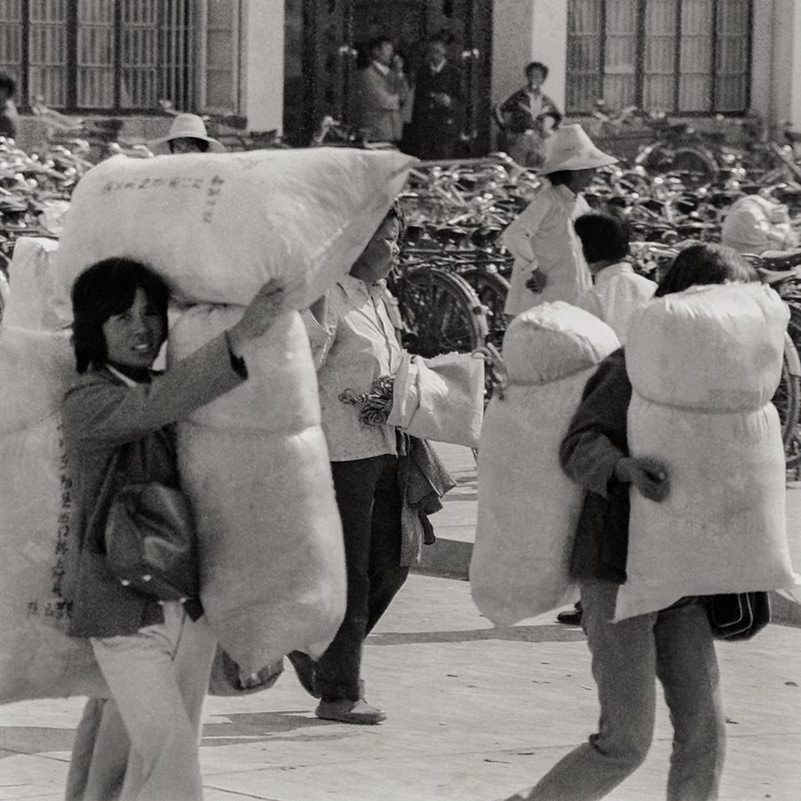 017外地客商來義“背貨”販運1986年 稠城鎮(zhèn)城中路.jpg