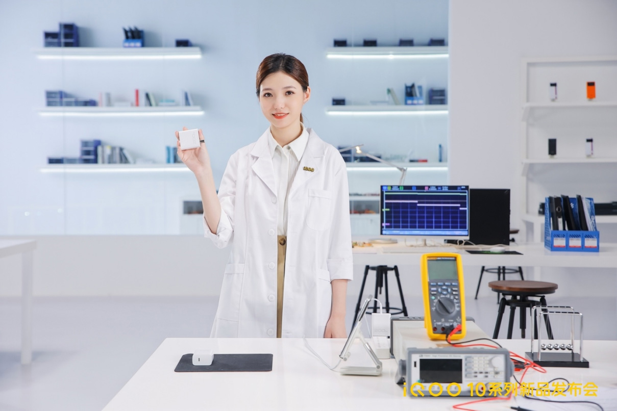 【iQOO新聞】首發(fā)量產(chǎn)200W 超快閃充 高性能旗艦iQOO 10系列發(fā)布1199 拷貝.jpg