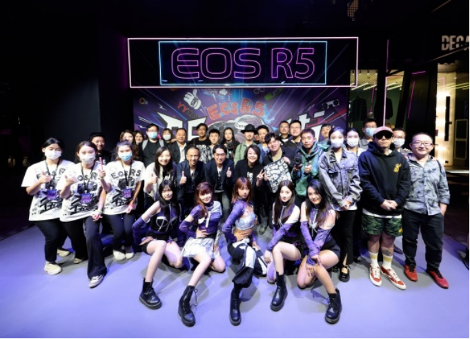【圖文稿】時尚街拍 潮流共賞佳能R5次元街破次元落地北京三里屯242 拷貝.jpg