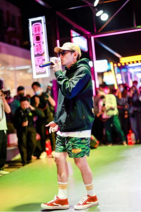 【圖文稿】時尚街拍 潮流共賞佳能R5次元街破次元落地北京三里屯268 拷貝.jpg