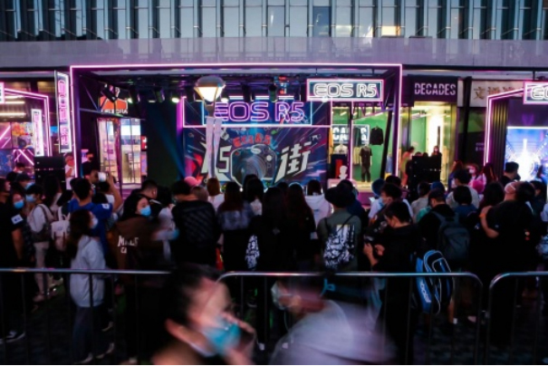 【圖文稿】時尚街拍 潮流共賞佳能R5次元街破次元落地北京三里屯469 拷貝.jpg