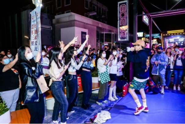 【圖文稿】時尚街拍 潮流共賞佳能R5次元街破次元落地北京三里屯845 拷貝.jpg