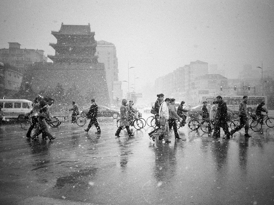20221215_1671114247532355.jpg 2008年1月《雪中行》遼寧沈陽沈河區(qū),老城墻下雪中行。.JPG