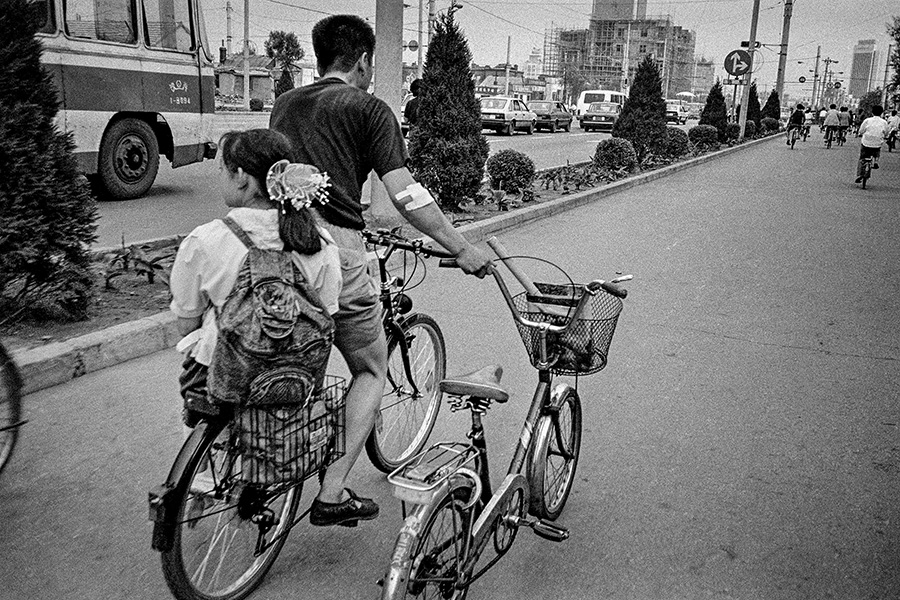 1991年8月《放學(xué)路上》，遼寧省沈陽市北陵大街，打工受傷的父親依然每天準(zhǔn)時接女兒送放學(xué)回家。.jpg