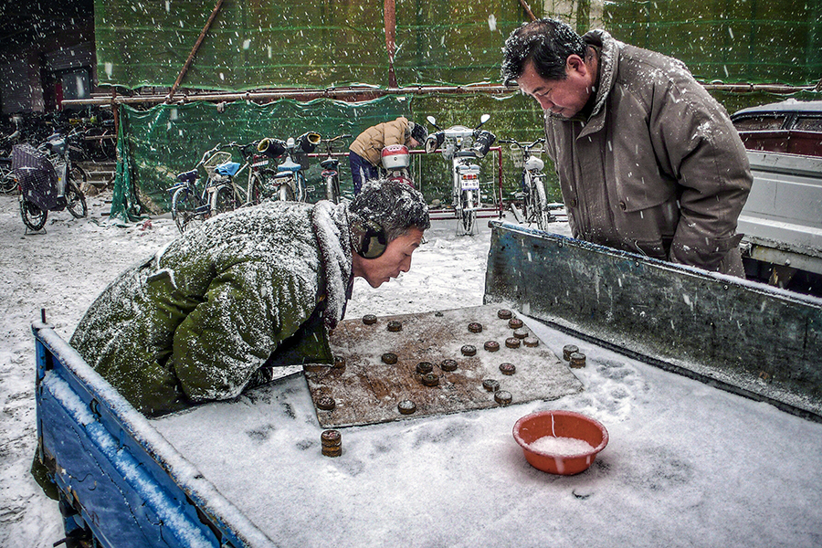 2007年1月，《雪中對弈》遼寧省沈陽市，雪花飛舞中，個體貨運(yùn)司機(jī)邊下棋邊等活。 (3).JPG