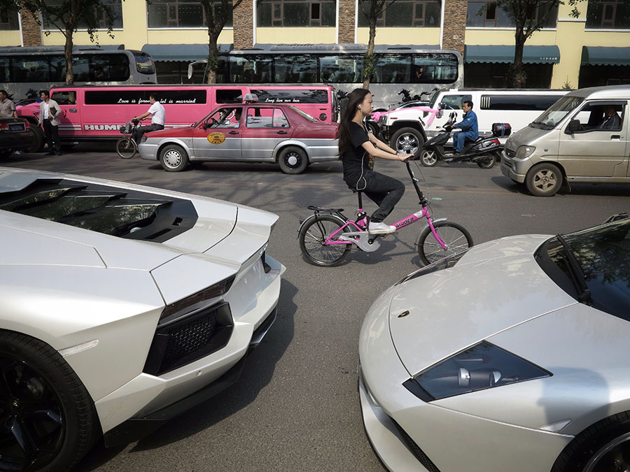 2012年5月《婚禮豪車》遼寧沈陽大東區(qū)，萬科金色家園門前的婚禮車隊(duì)陣容豪華。.JPG