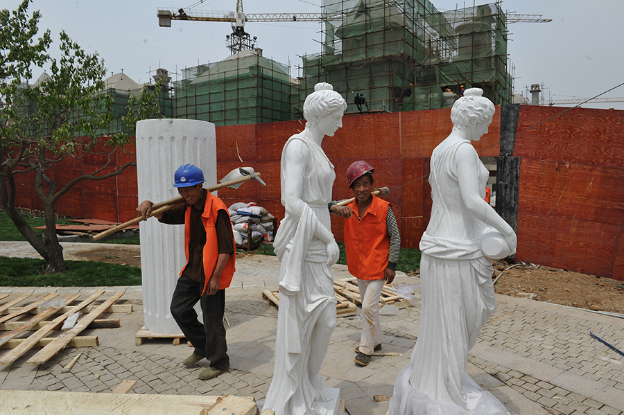 2012年5月《工地女神》遼寧沈陽，國王湖別墅豪宅的建筑工人穿梭在裝飾園區(qū)的希臘女神塑像中。1.jpg