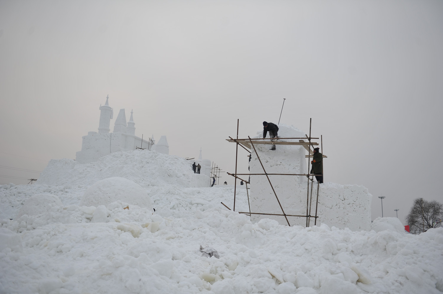 2012年1月《冰雪世界》，遼寧省沈陽市，雕塑工人正在制作供游客參觀的雪雕，政府計(jì)劃將冬季的棋盤山風(fēng)景區(qū)打造成冰雪大世界。謝軍攝影.JPG