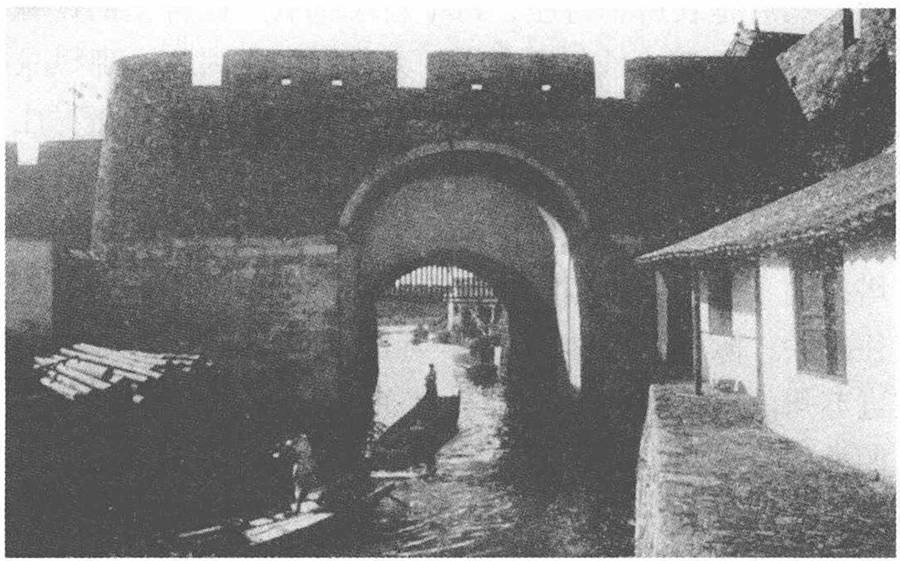 圖7 蘇州城的盤門 《中國十八省府》 蓋洛 攝.jpg