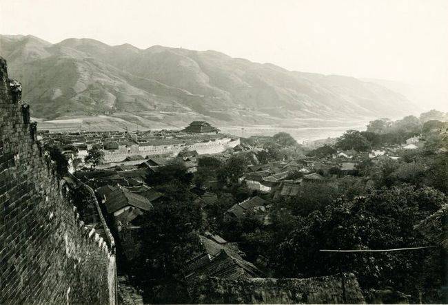 奉節(jié)古城墻一角及奉節(jié)古城，1909年 張伯林.jpeg