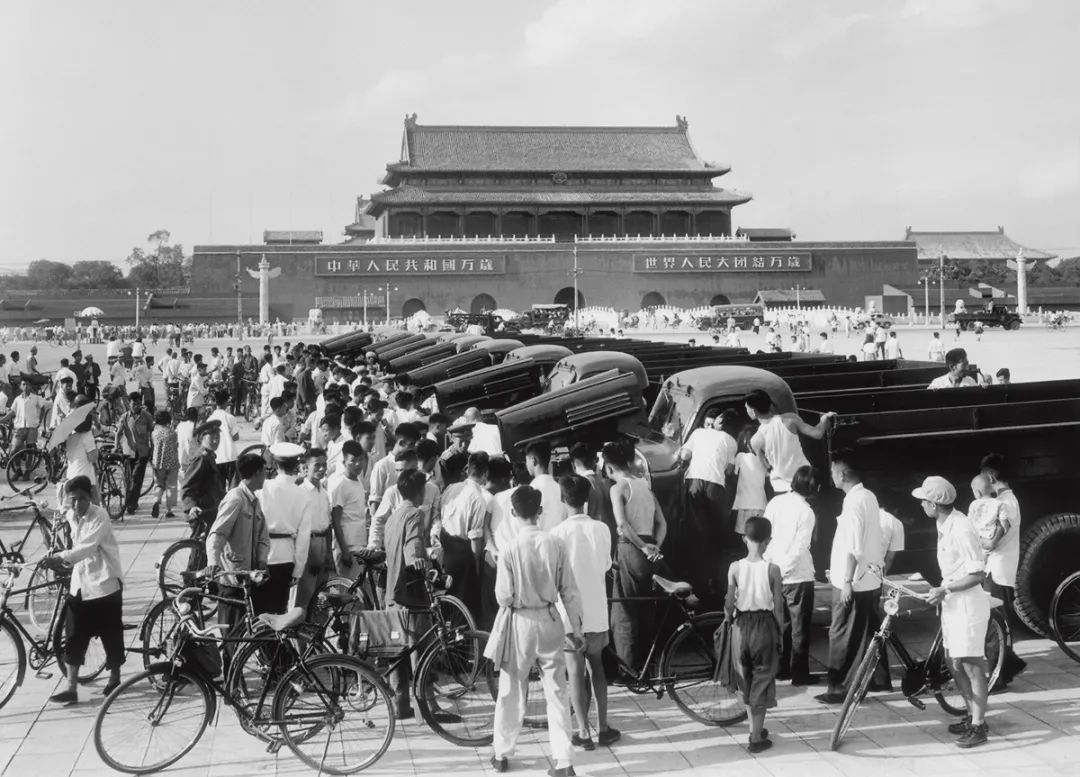 “解放牌”汽車運(yùn)到天安門廣場(chǎng) 北京 1956年 攝影／喻惠如.jpg