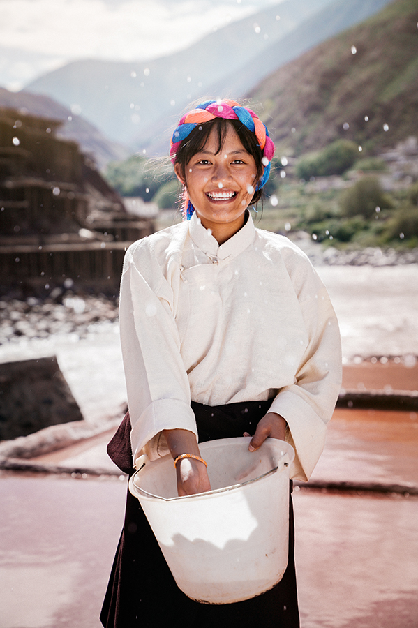 陽(yáng)光下的采鹽女.JPG
