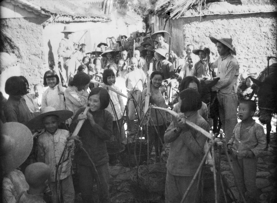 婦女小組準(zhǔn)備上山割草壓綠肥，1943年.jpg