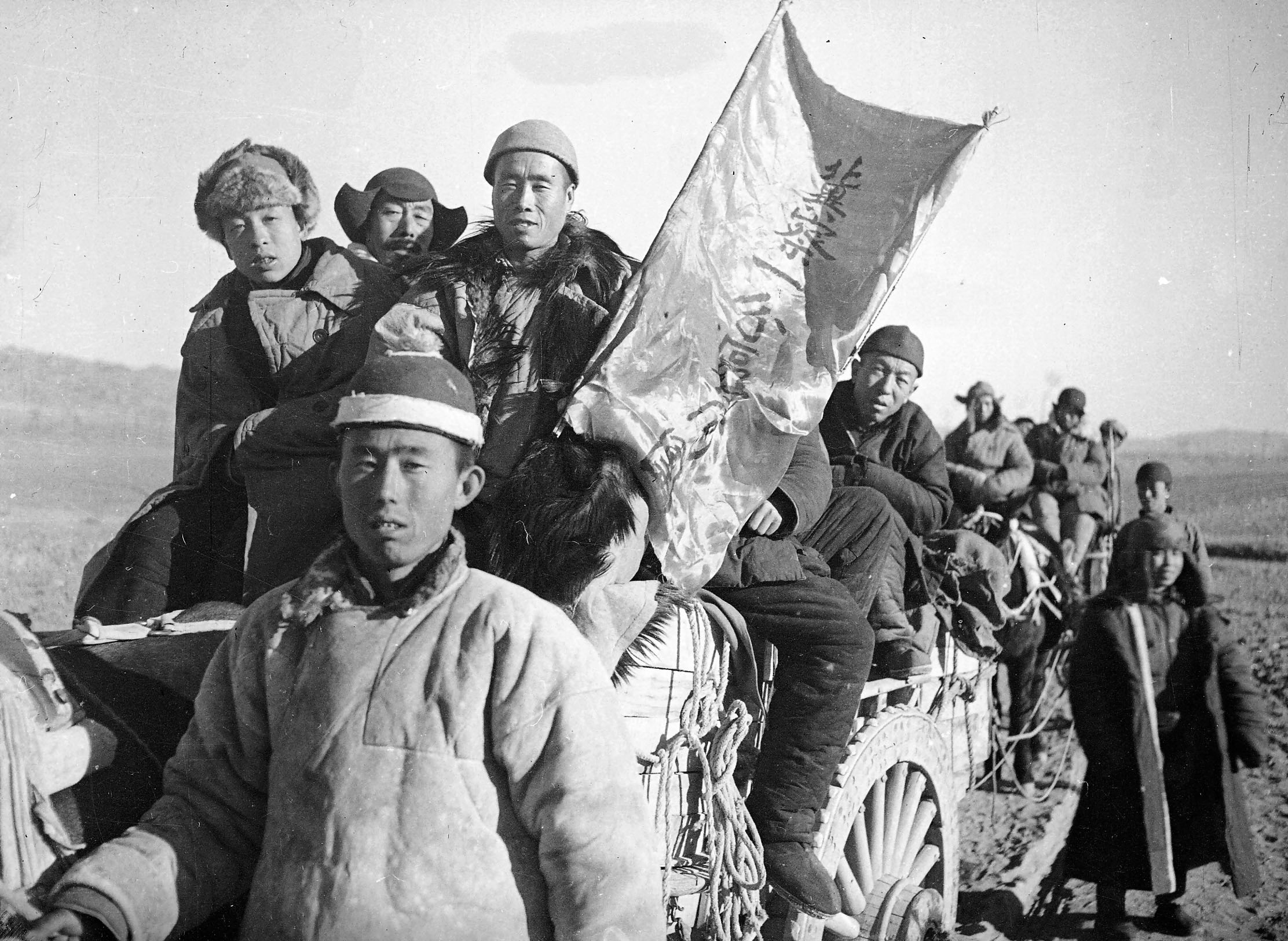 g318-41945年崔洛唐千里赴綏遠(yuǎn)去勞軍，北岳軍區(qū)擁軍模范子弟兵大哥崔洛唐帶領(lǐng)一分區(qū)慰問團(tuán)自易縣出發(fā)到綏遠(yuǎn)前線慰問將士。.jpg