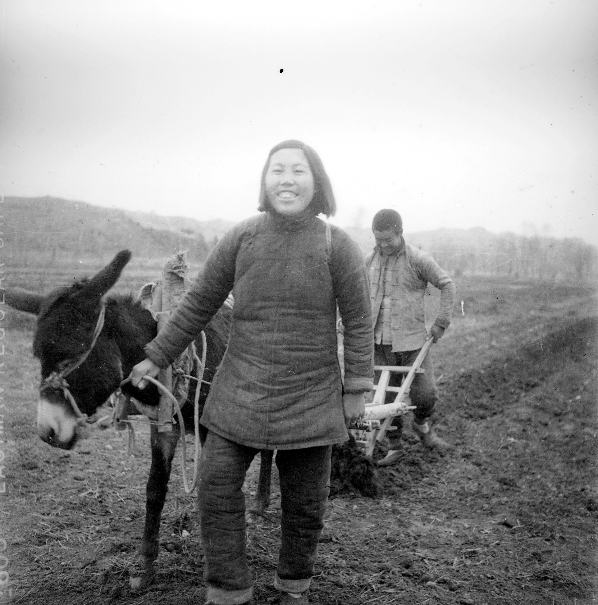 8.底片號：401-15易家莊分的土地后的農(nóng)民生產(chǎn)情緒更高。(1).jpg