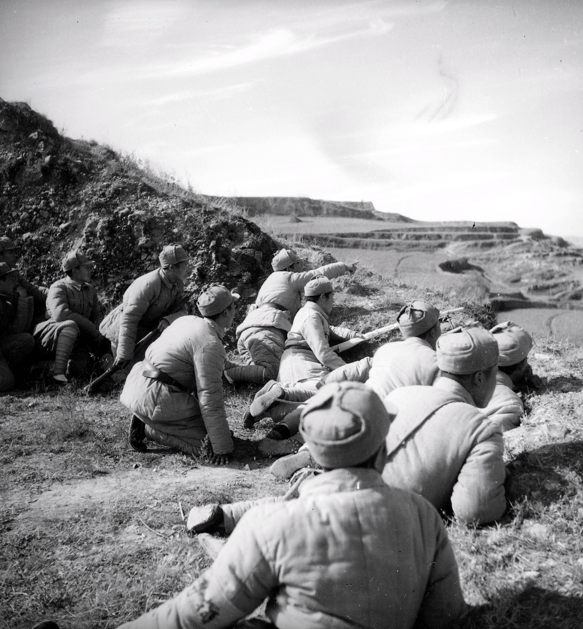113-551（北獄軍校演習(xí)怎樣攻城）戰(zhàn)前要精心計劃，營長受領(lǐng)任務(wù)后，帶領(lǐng)各連干部偵察地形，研究進(jìn)攻計劃。.jpg