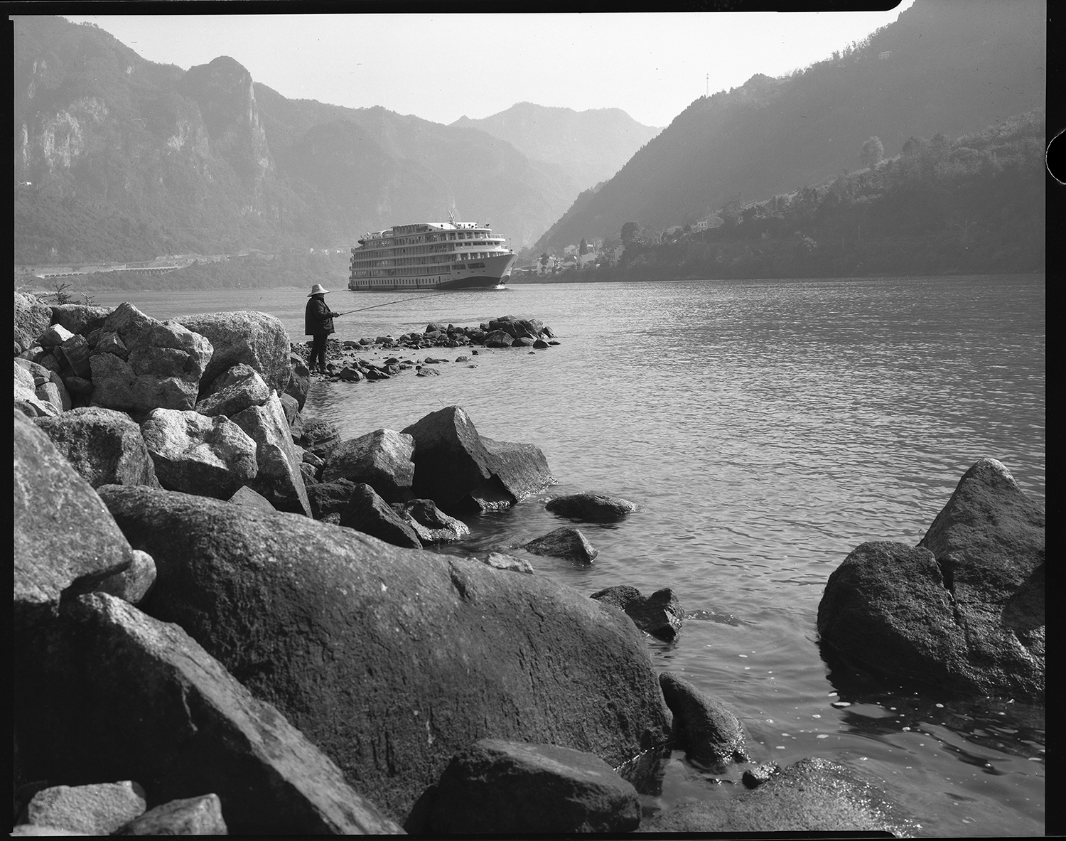 027三峽消落帶----山與水的對(duì)話系列之一（明月峽） 2019年，4X5inch .jpg