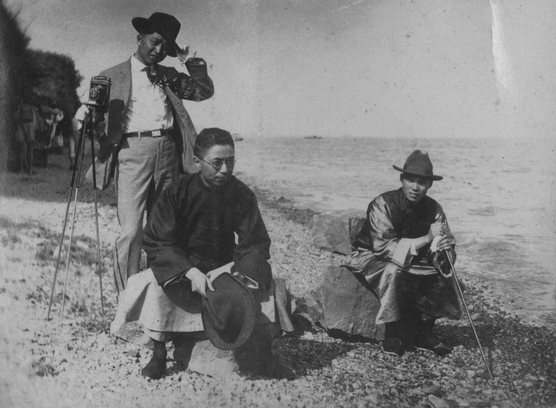 圖3 張光宇（左一）、丁悚（左二）等郊游，約1922年.jpg