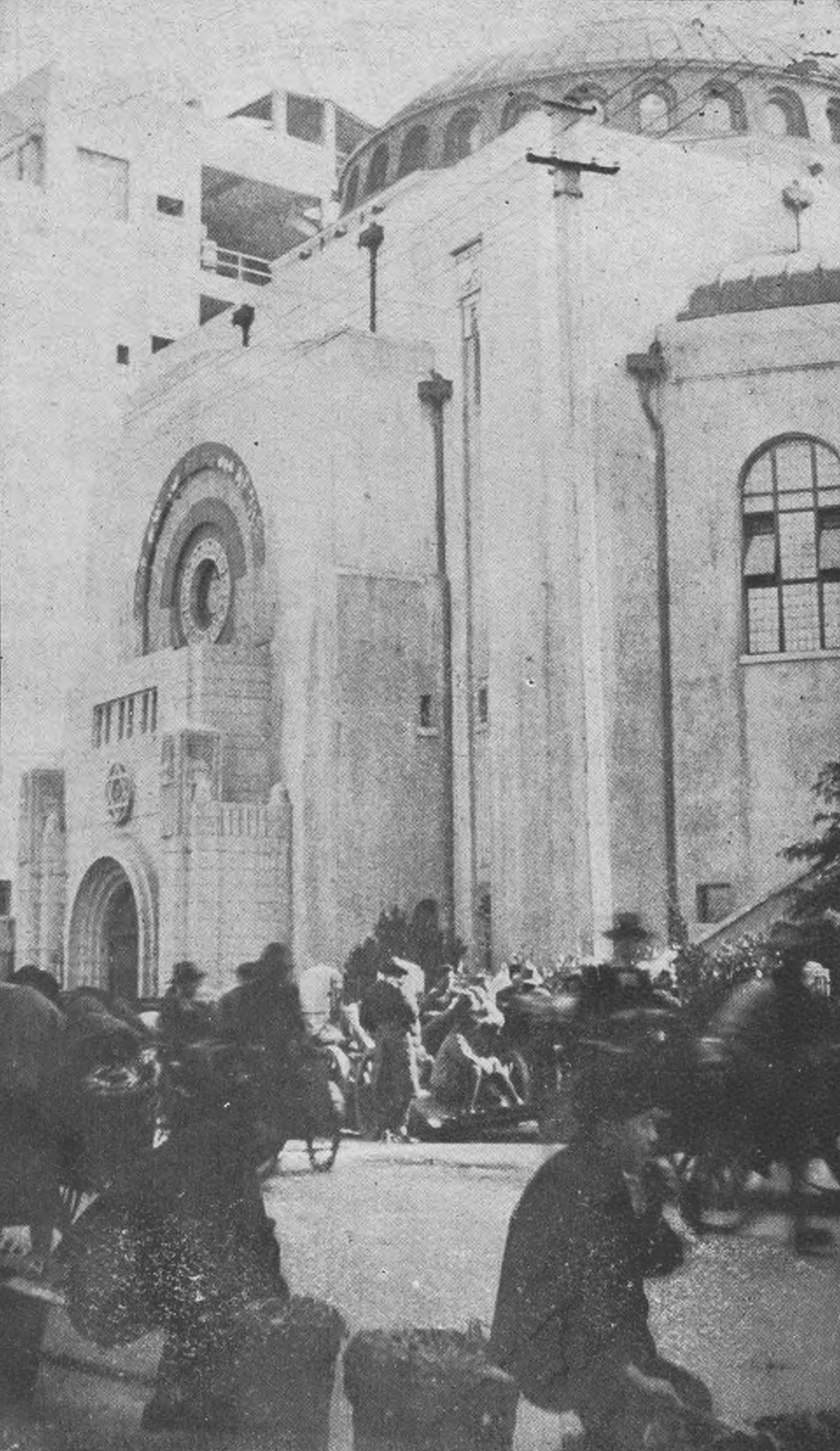 圖22 《蠕蠕市中人，巍巍百尺樓》（ 博物院路猶太教堂），張光宇攝，《天鵬》1928年第3卷第2期- 拷貝.jpg