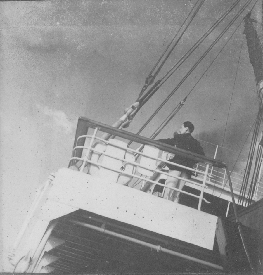 圖36 史東山在“胡佛總統(tǒng)號”上，張光宇攝，1934年 拷貝.jpg