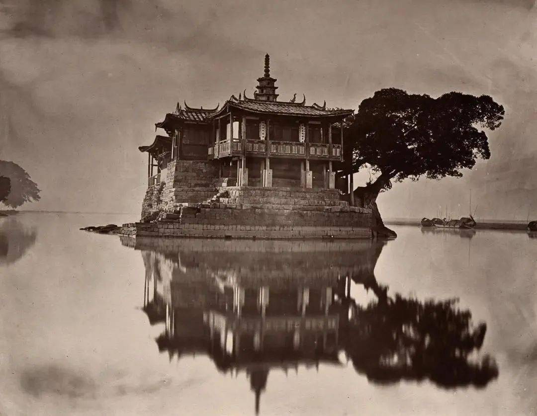 約翰·湯姆遜《金山寺》，1870年.jpeg